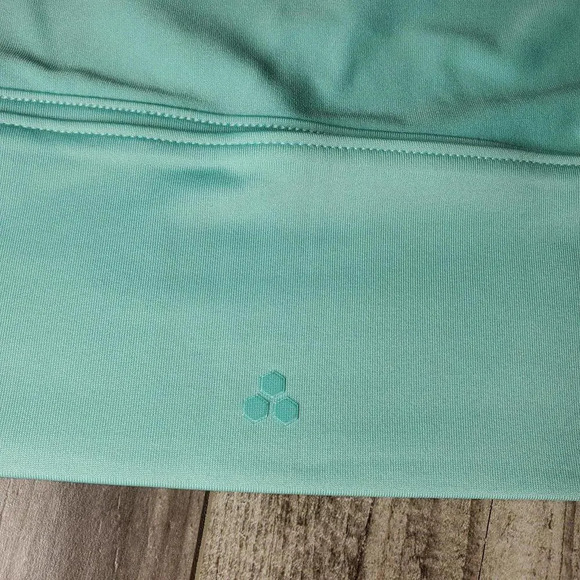 NWT Tek Gear Women's Ruffle Cutout Crop Tee Size XL Shy Green - Picture 9 of 15